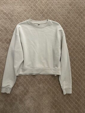 Uniqlo Cropped Crewneck Sweatshirt in Cream